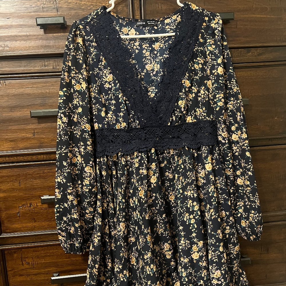 SHEIN Ditsy Floral Print Guipure Lace Lantern Sleeve Dress